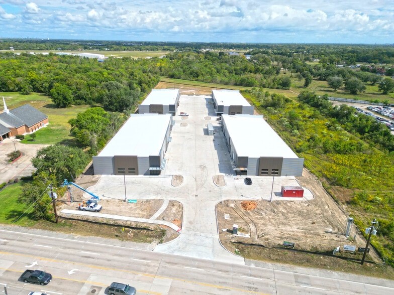 5279 N Main St, Baytown, TX à louer - Photo du bâtiment - Image 3 de 7