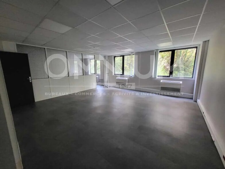 Flex in Dardilly for lease - Interior Photo - Image 3 of 9