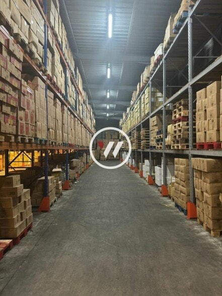 Industrial in Sarcelles for lease - Building Photo - Image 1 of 12
