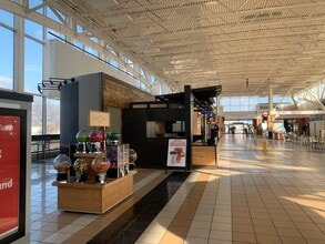 13783 W Oasis Service Rd, Lake Forest, IL for lease Interior Photo- Image 2 of 4