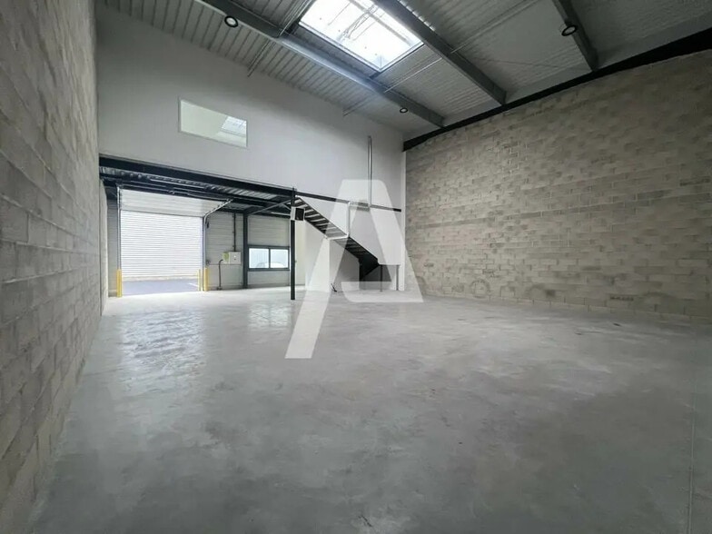 Flex in Bussy-Saint-Georges for lease - Interior Photo - Image 2 of 5