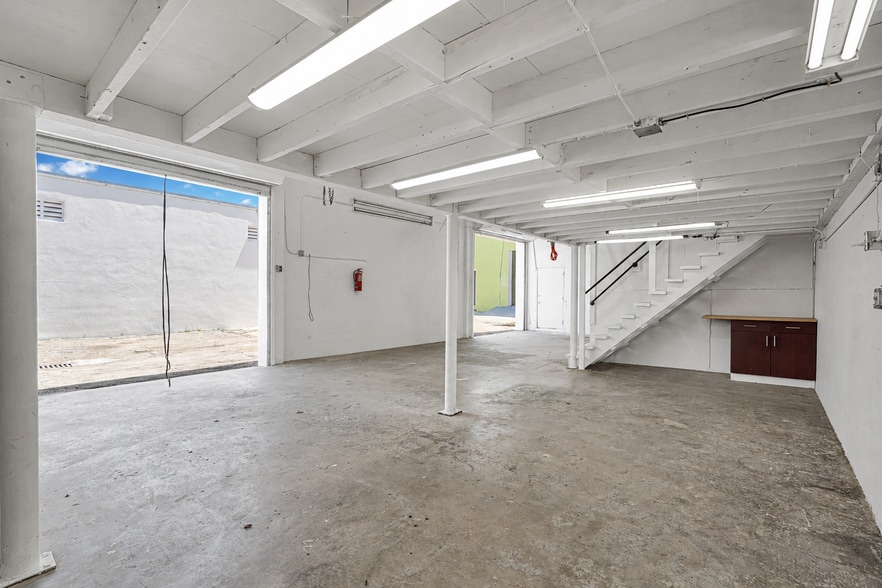 7525 NE 3rd Pl, Miami, FL for lease - Building Photo - Image 2 of 5