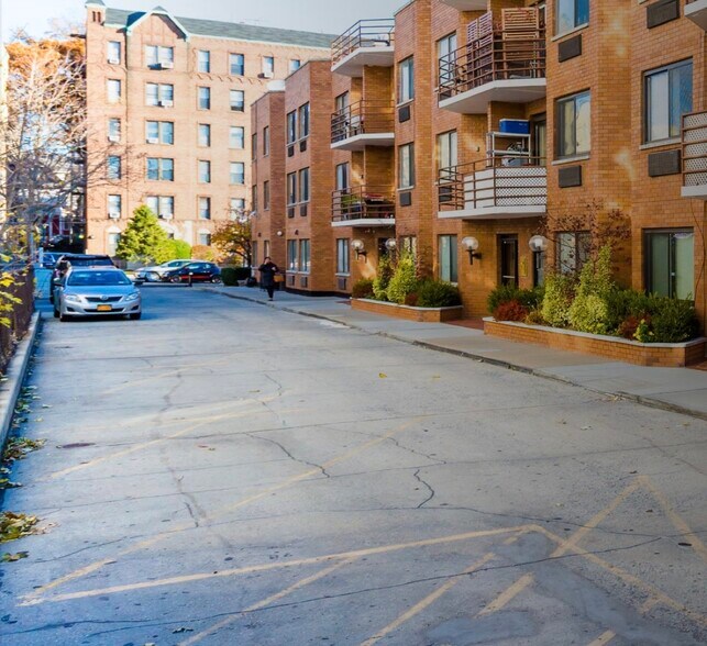 11940 Metropolitan Ave, Kew Gardens, NY à louer - Photo du bâtiment - Image 1 de 9