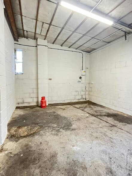 6-8 Brook End, Weston Turville à louer - Photo du bâtiment - Image 3 de 3