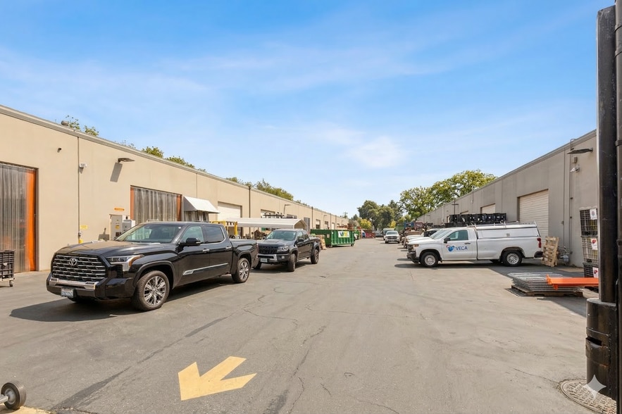 VECA Electric & Technologies HQ portfolio of 2 properties for sale on LoopNet.ca - Building Photo - Image 3 of 7