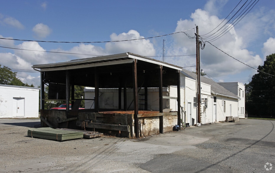 6022 Richmond Rd, Warsaw, VA à louer - Photo du bâtiment - Image 2 de 2