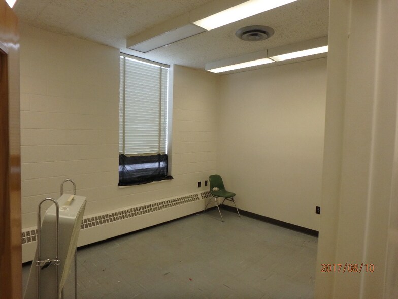 145 Main Ave, Pineville, WV for lease - Interior Photo - Image 2 of 4