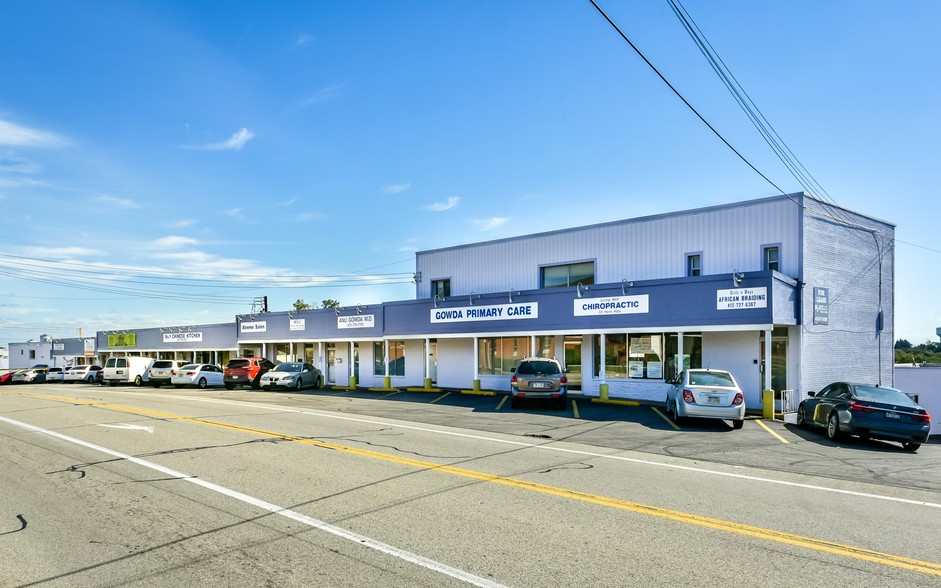 Penn Hills Shopping Center portfolio of 2 properties for sale on LoopNet.ca - Primary Photo - Image 1 of 4