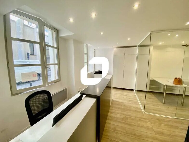 Office in Bordeaux for lease - Interior Photo - Image 1 of 5