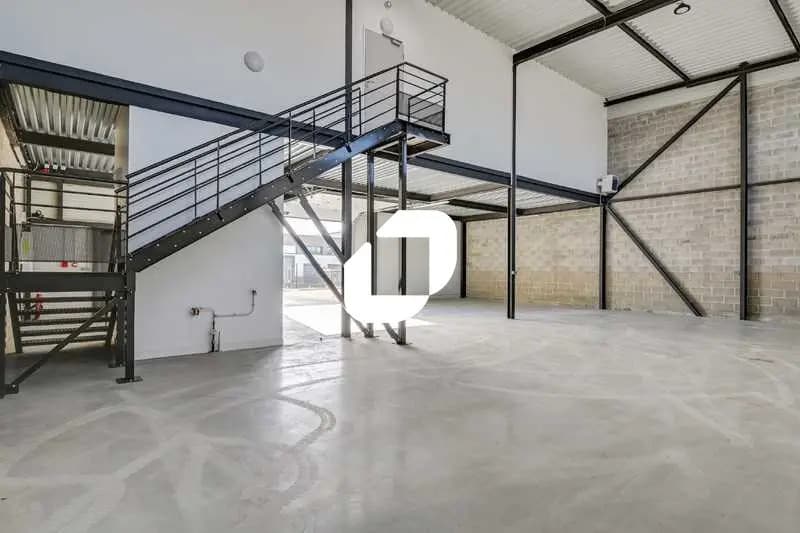 Flex in Marcoussis for lease - Interior Photo - Image 3 of 12