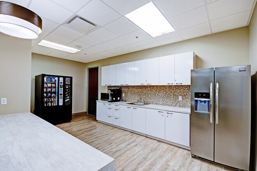 5900 S Lake Forest Dr, McKinney, TX à louer - Photo du bâtiment - Image 2 de 5