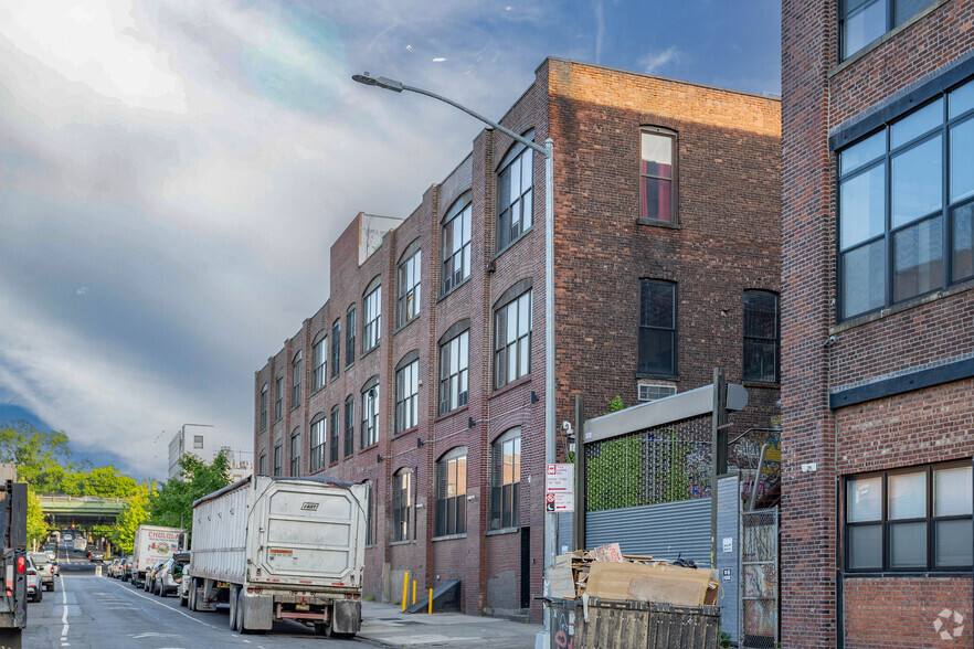 250 44th St, Brooklyn, NY for lease - Primary Photo - Image 1 of 10