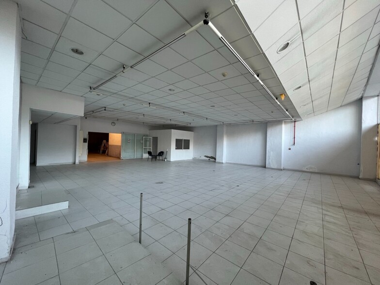 Retail in Elche, Alicante for lease - Interior Photo - Image 2 of 20