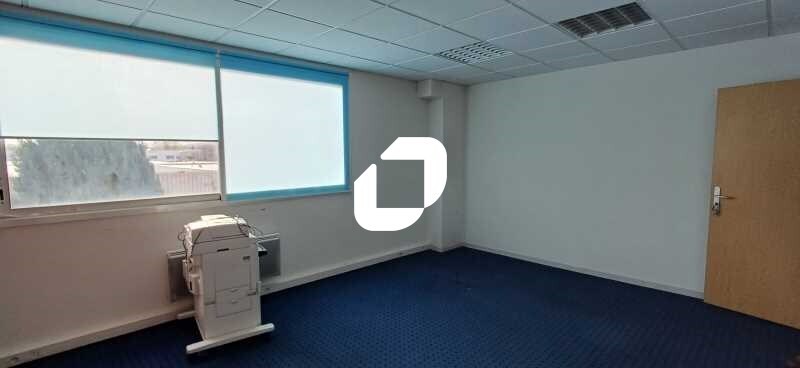 Office in Ecquevilly for lease - Building Photo - Image 3 of 8