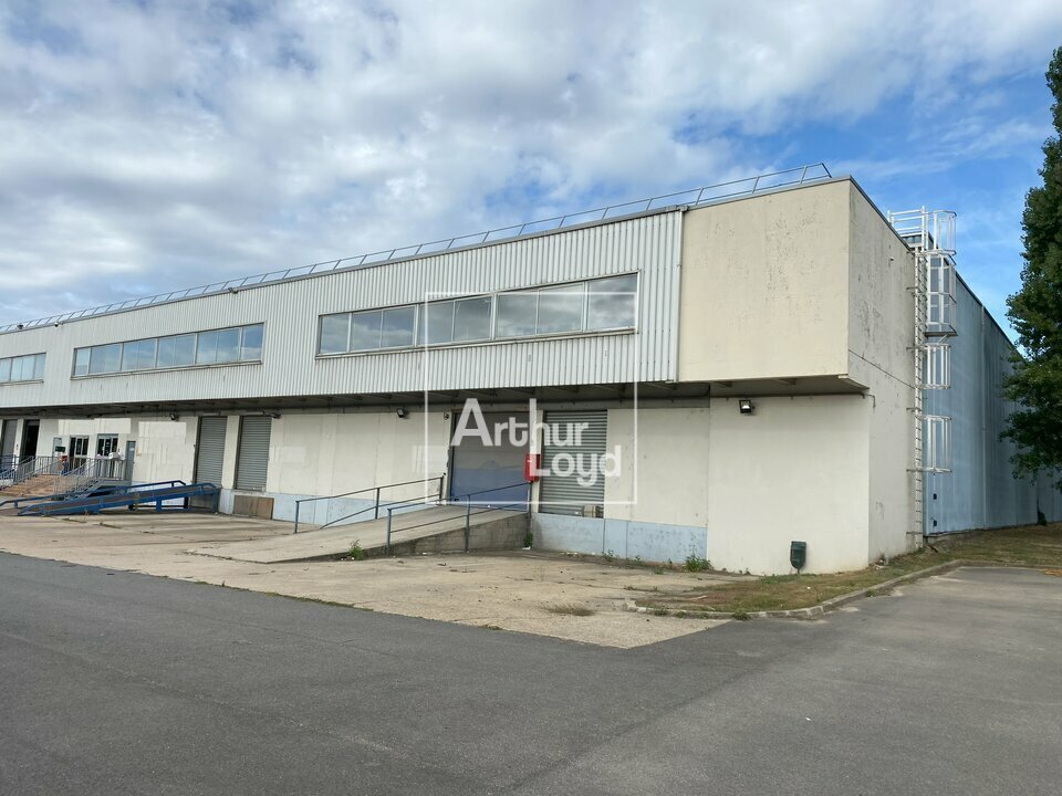 Industrial in Morangis for lease Building Photo- Image 1 of 6