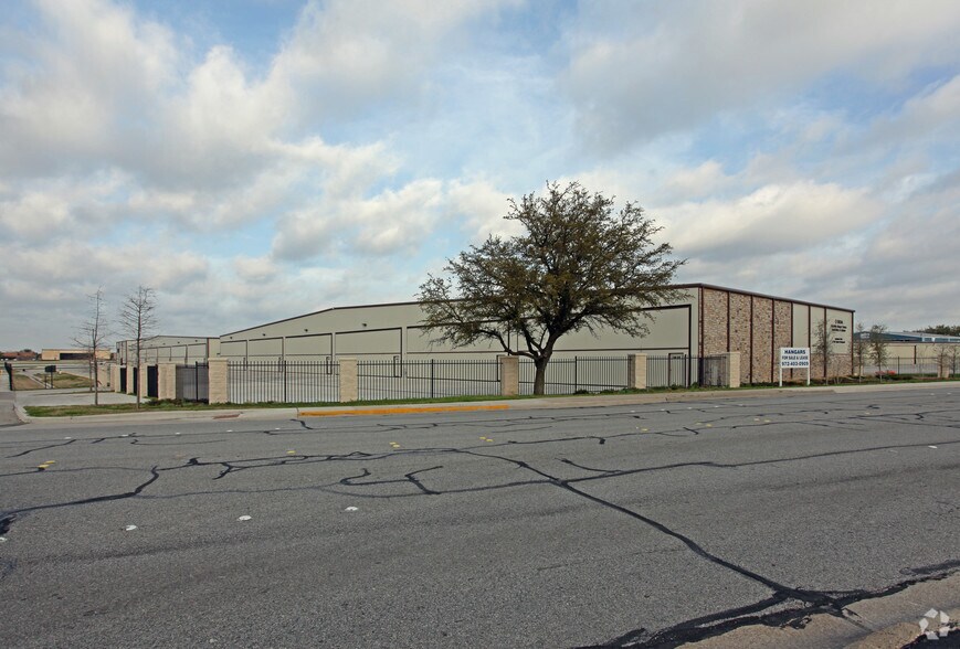 15809 Addison Rd, Addison, TX à vendre - Photo du bâtiment - Image 2 de 3