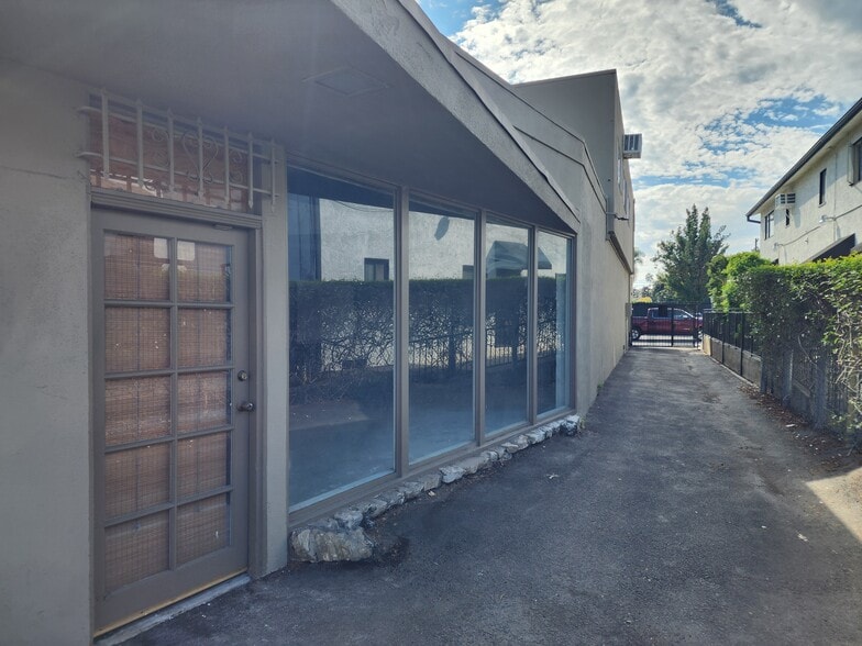 2376-2380 Westwood Blvd, Los Angeles, CA for lease - Building Photo - Image 3 of 10