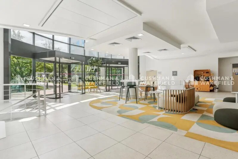 17 Rue Paul Dautier, Vélizy-Villacoublay for lease - Lobby - Image 2 of 11