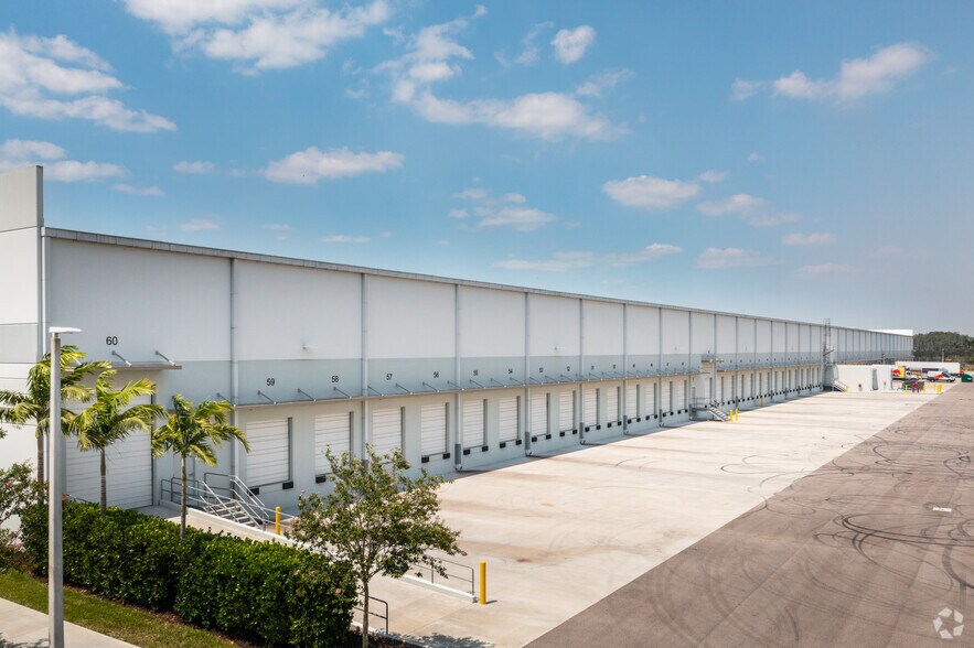 10400 Meridian Center Pky, Fort Myers, FL à louer - Photo du bâtiment - Image 2 de 3
