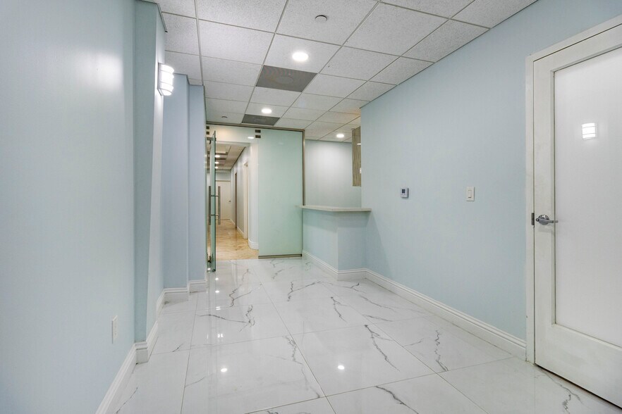 6141 Sunset Dr, South Miami, FL à louer - Photo du bâtiment - Image 3 de 28