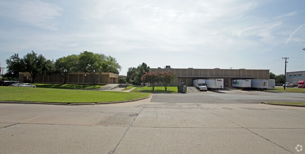 1100 Fountain Pky, Grand Prairie, TX for lease - Building Photo - Image 2 of 3
