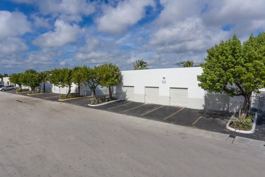 721-741 NE 42nd St, Deerfield Beach, FL for sale - Primary Photo - Image 1 of 5