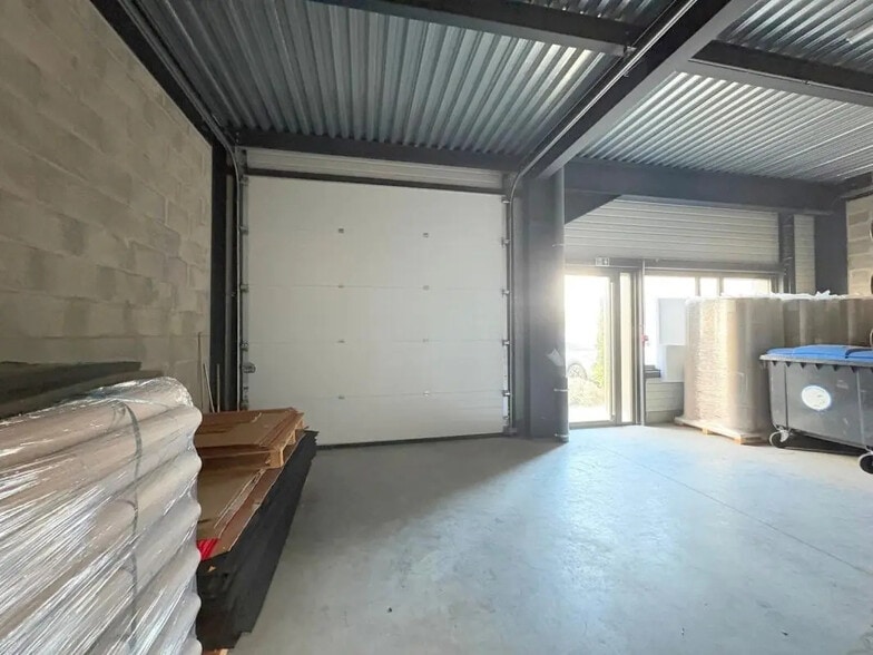 Flex in Poissy for lease - Building Photo - Image 3 of 7