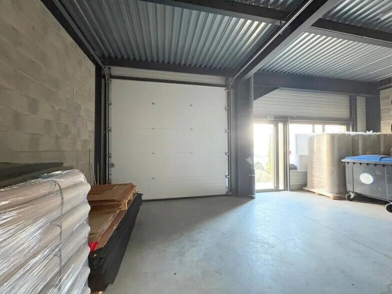 Flex dans Poissy à louer - Photo du bâtiment - Image 3 de 7