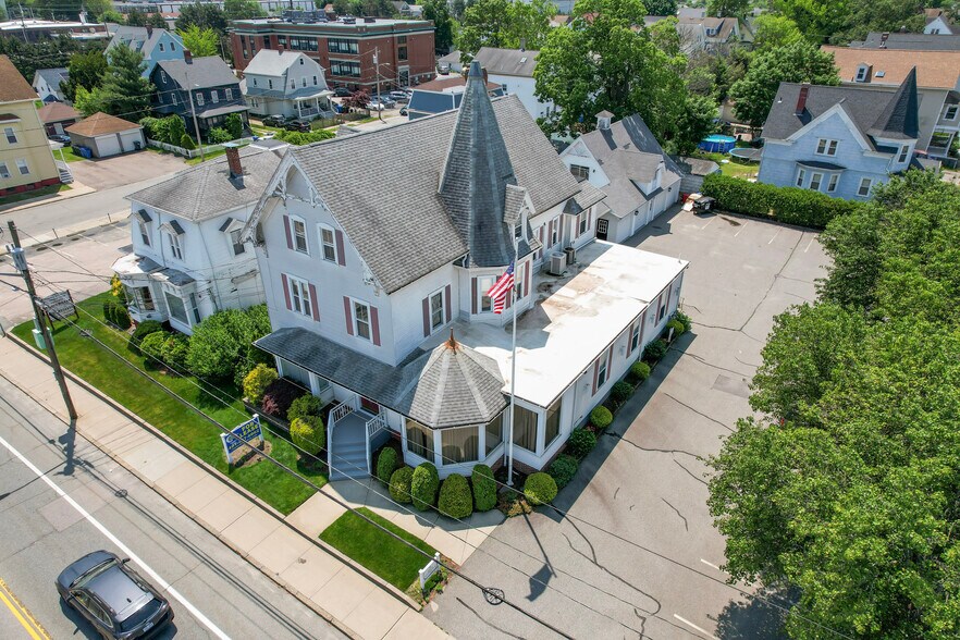 684 Park Ave, Cranston, RI à louer - Photo du bâtiment - Image 3 de 18