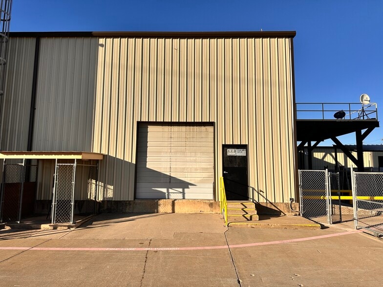 418 E Jones St, Lewisville, TX for lease - Building Photo - Image 1 of 18