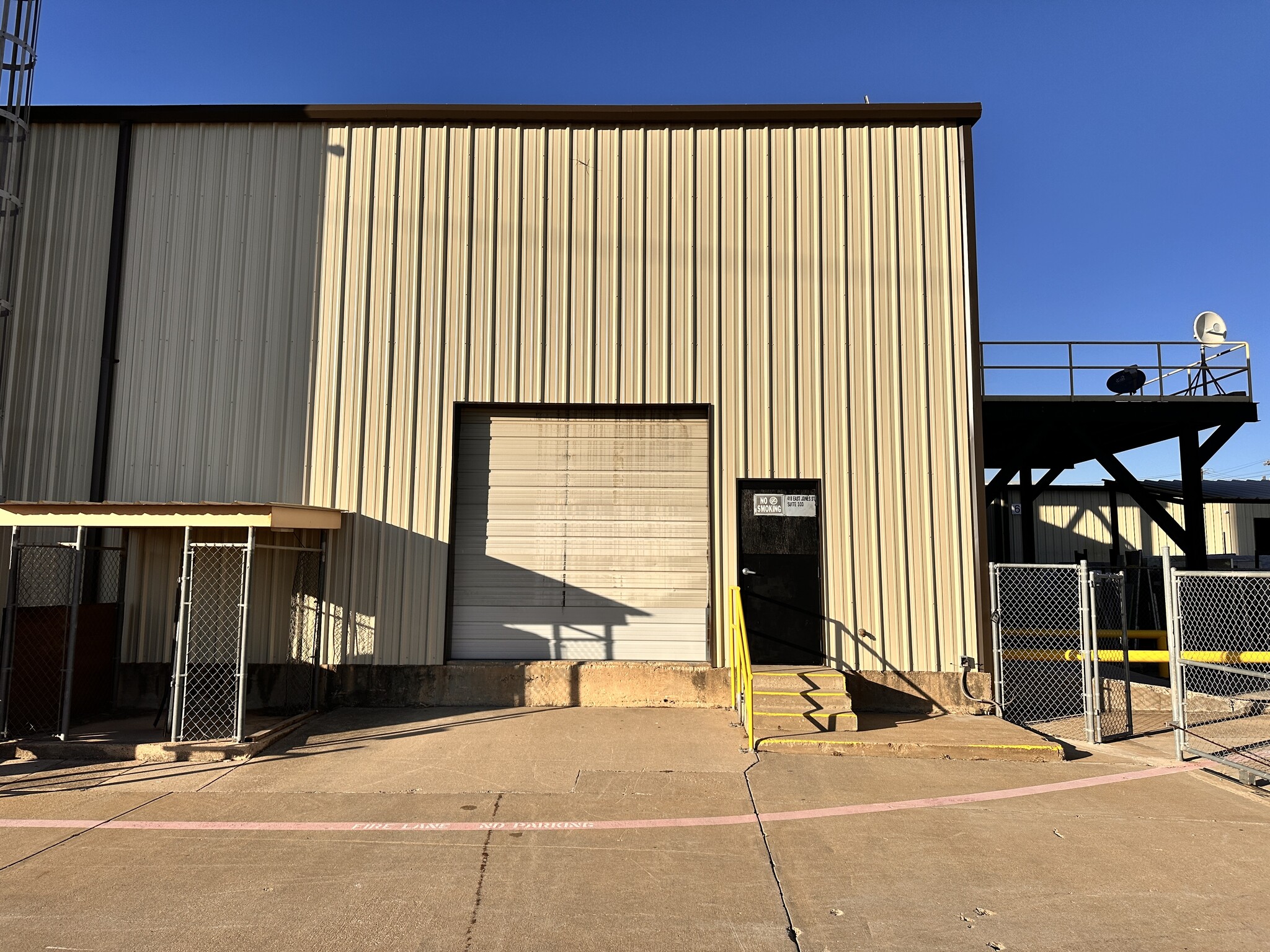 418 E Jones St, Lewisville, TX for lease Building Photo- Image 1 of 19