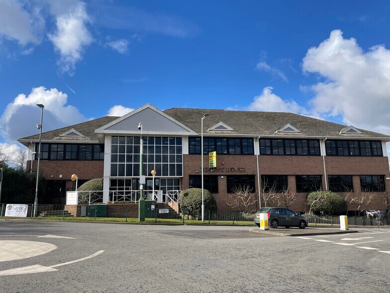 Theobald St, Borehamwood à vendre - Photo du bâtiment - Image 2 de 10