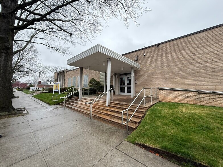 7164 168th St, Fresh Meadows, NY à louer - Photo du bâtiment - Image 2 de 6