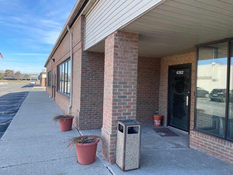 6388 E 14 Mile Rd, Warren, MI à louer - Photo du bâtiment - Image 2 de 6