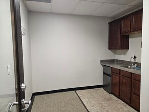 1002 39th Ave SW, Puyallup, WA for lease Interior Photo- Image 2 of 9