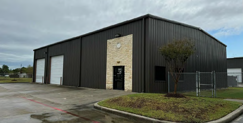 10023 Windfern Rd, Houston, TX for lease - Building Photo - Image 1 of 3