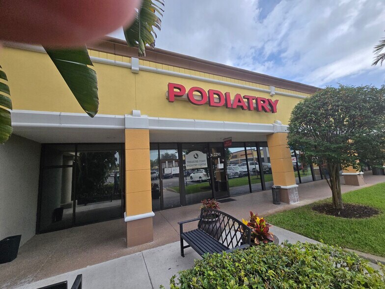 2321-2377 SE Federal Hwy, Stuart, FL à louer - Photo du bâtiment - Image 3 de 5