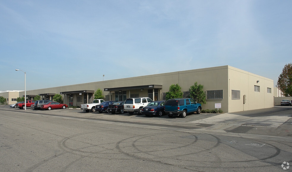 2043-2063 S Lyon St, Santa Ana, CA for lease - Building Photo - Image 3 of 9