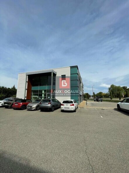 Office in Entraigues-sur-la-Sorgue for lease - Building Photo - Image 2 of 4