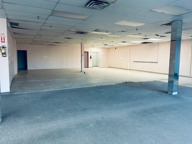 114 Dundas St E, Whitby, ON à louer - Photo intérieure - Image 2 de 14