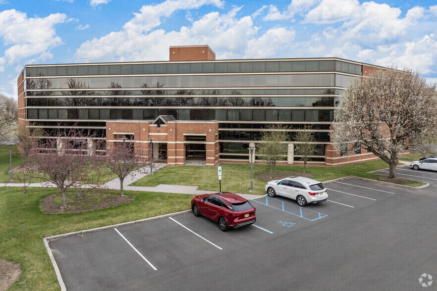104 Interchange Plz, Monroe Township, NJ à louer - Photo du bâtiment - Image 2 de 5