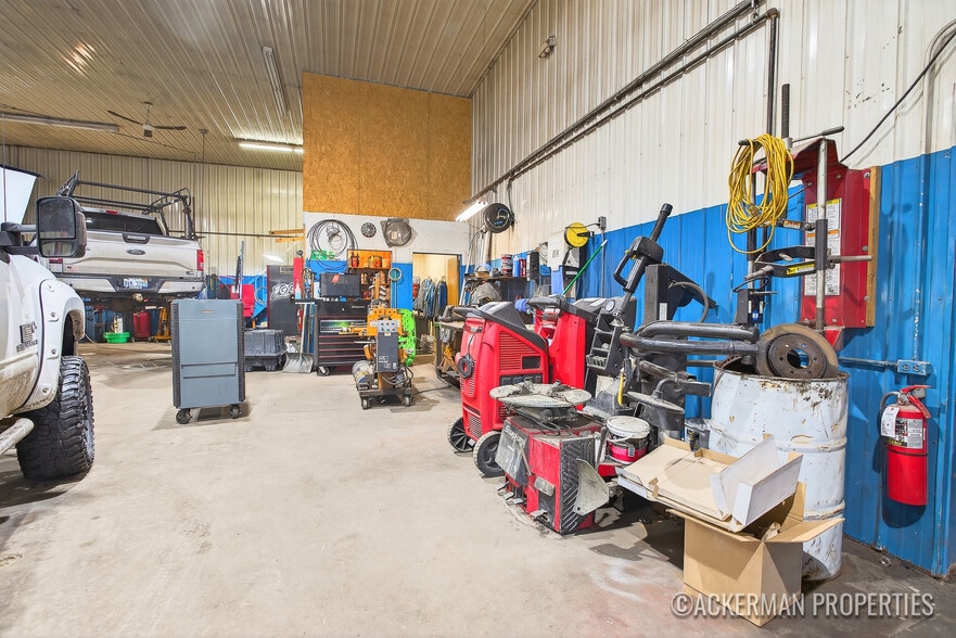 8259 S Mason Dr, Newaygo, MI à vendre - Photo du bâtiment - Image 2 de 18