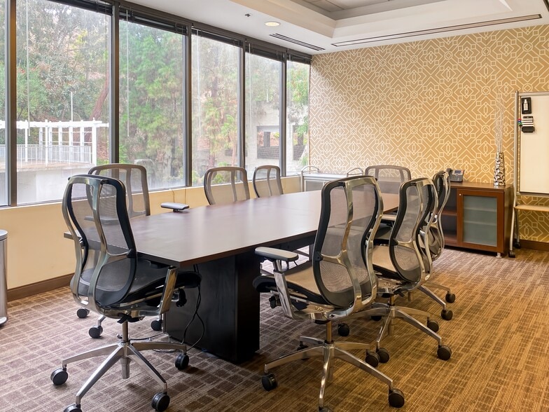 609 Deep Valley Dr, Rolling Hills Estates, CA for lease - Interior Photo - Image 2 of 14