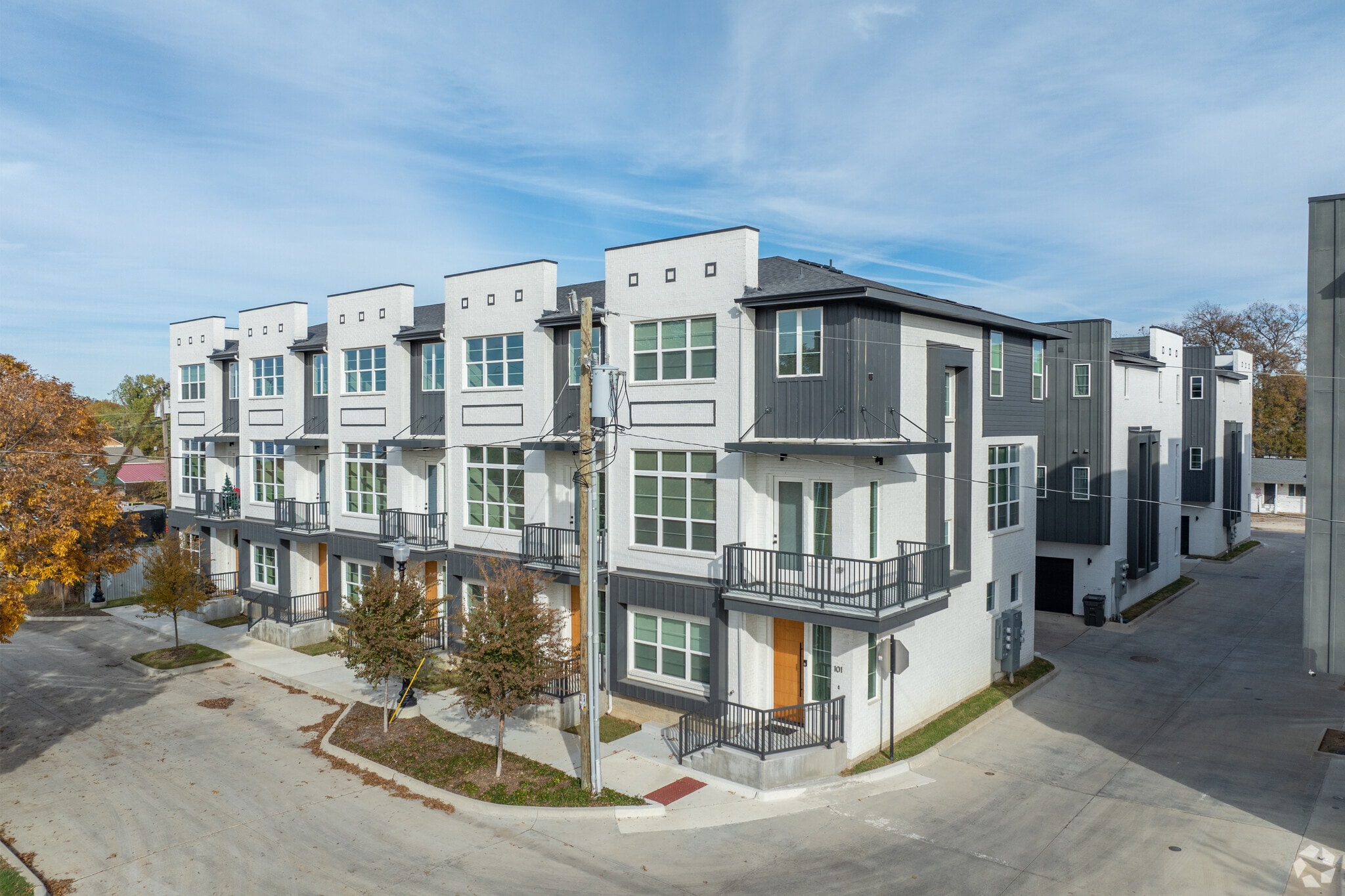 The Hive on Bee - 4 Units Still Avail portefeuille de 4 propriétés à vendre sur LoopNet.ca Photo principale- Image 1 de 14