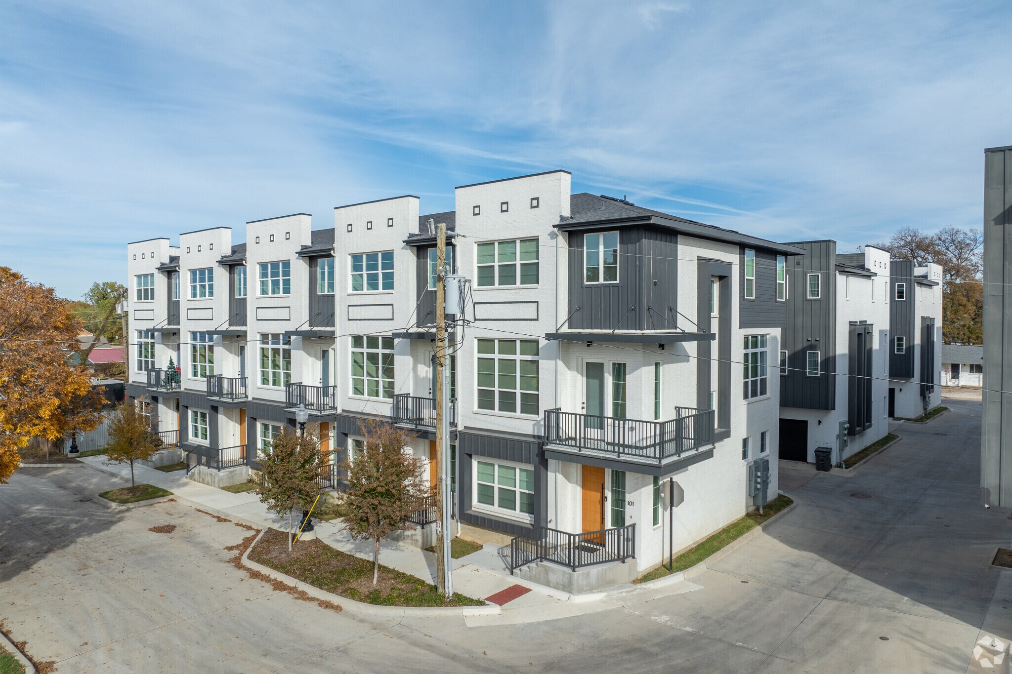 The Hive on Bee - 6 Units portefeuille de 7 propriétés à vendre sur LoopNet.ca Photo principale- Image 1 de 14