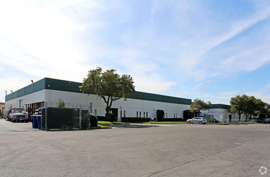 700-728 Whitney St, San Leandro, CA à louer - Photo du bâtiment - Image 2 de 2