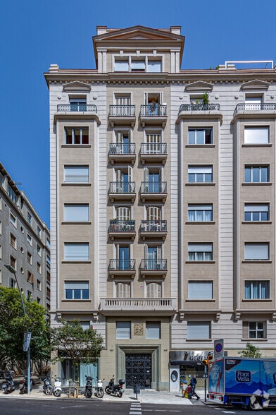 Retail in Barcelona, Barcelona for lease - Primary Photo - Image 1 of 1