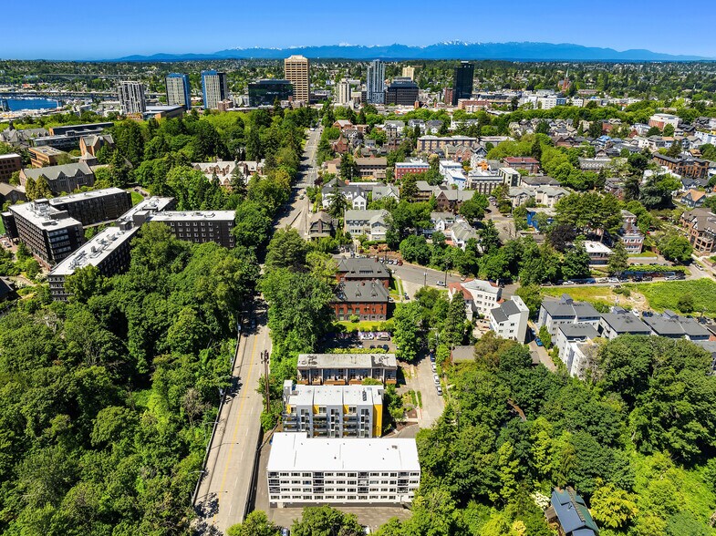 University District 47-Unit Portfolio portefeuille de 2 propriétés à vendre sur LoopNet.ca - Photo du bâtiment - Image 3 de 7