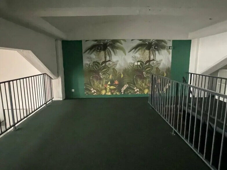 Office in Bordeaux for lease - Interior Photo - Image 2 of 12