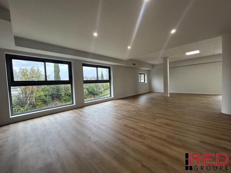 Office in Saint Cannat for lease - Building Photo - Image 1 of 4